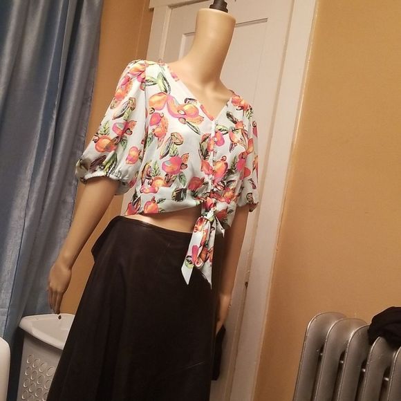 Joie Light Blue Crop Top With Button & Tie Front & Peppers Motif NWT Sz. M - Picture 2 of 11